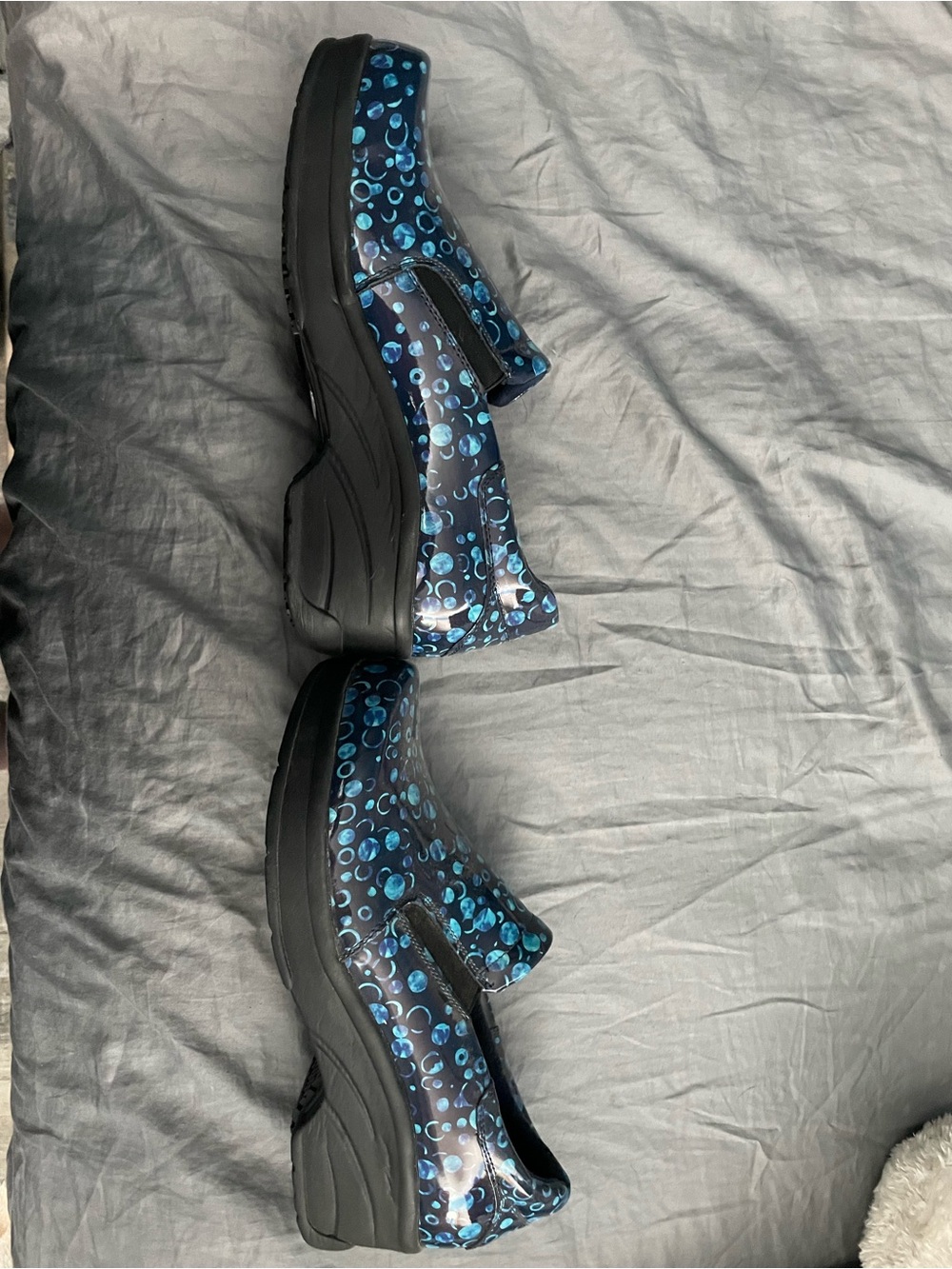 Easy Works by Easy Street Women’s Navy Slip-On work clogs with Teal Bubble Print - Picture 2 of 5